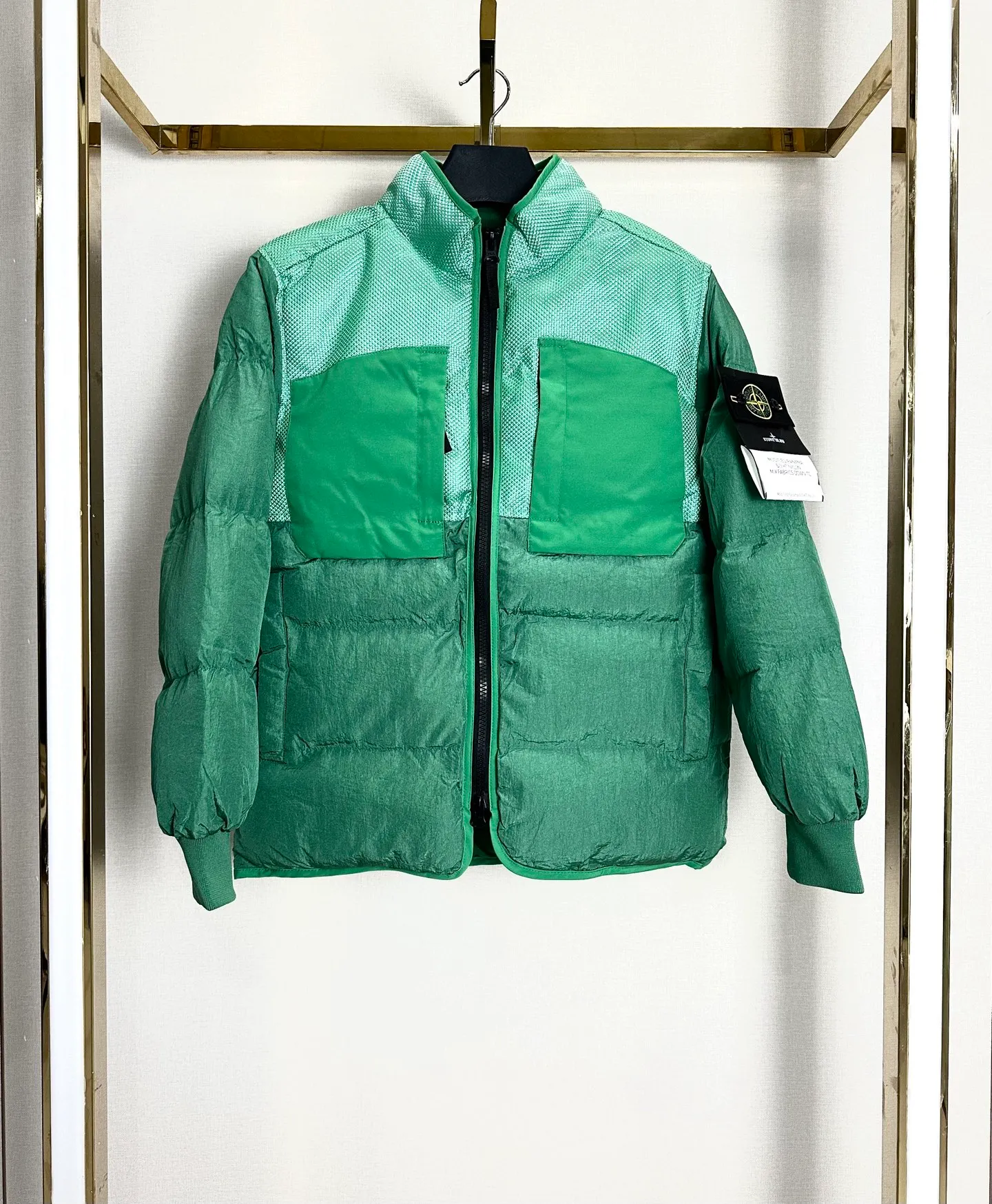 P300 STONE LSLAND/Stone Island metal nylon down jacket. This style is made of super fluffy combed down cotton. It is super warm and thick⚠️ One piece for winter. Top-notch stitching technology. The thermal insulation effect is even better than the down jacket. One piece for winter without stress. All metal hardware and accessories inside are customized one to one! The upper body of the whole dress is full of functionality and style. The fabric is made of metal nylon, windproof and waterproof. It is full of technology. An advanced player in the fabric field! Functional cotton clothing, a must-have for islanders, with unparalleled texture! Color: black silver gray military green fluorescent green haze blue yellow Size M-2XL